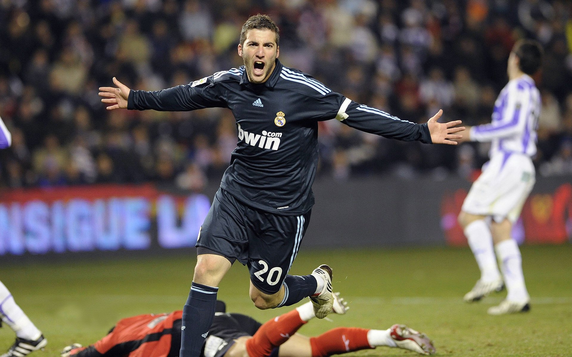 世界田径锦标赛男子百米决赛：美国三人包揽前三 “短跑梦之队”再现